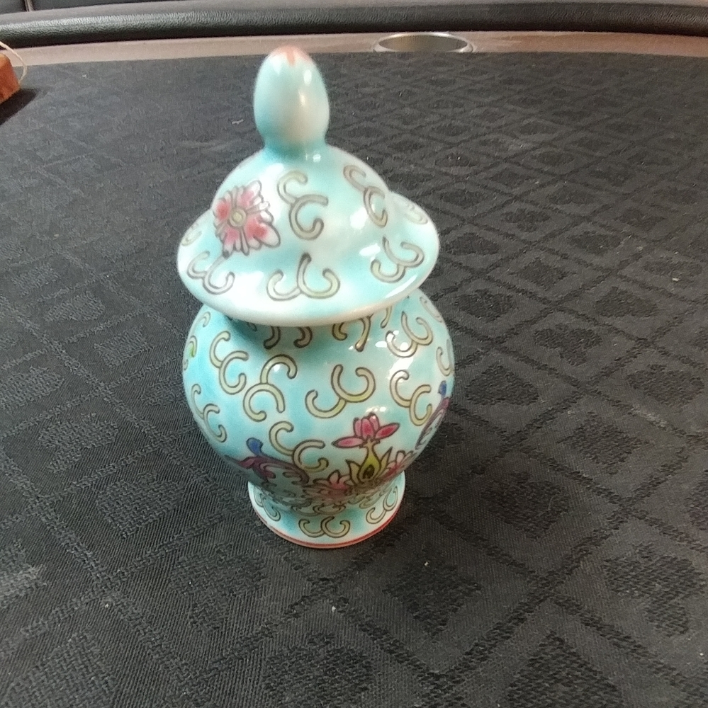 Chinese Zhongguo Jingdezhen Ginger Jar with Lid